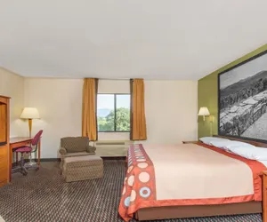 Photo 5 - Super 8 by Wyndham Bedford