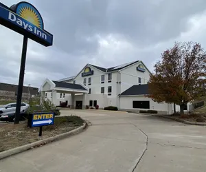 Photo 2 - Days Inn by Wyndham Jefferson City