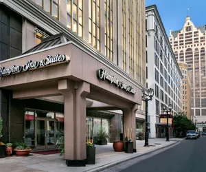 Photo 2 - Hampton Inn & Suites Milwaukee Downtown