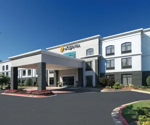 Photo 2 - La Quinta Inn & Suites by Wyndham Kennesaw