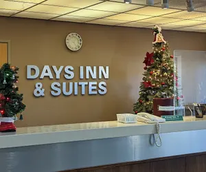 Photo 4 - Days Inn & Suites by Wyndham Castle Rock