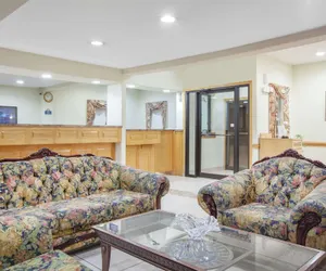 Photo 2 - Days Inn by Wyndham Centerville
