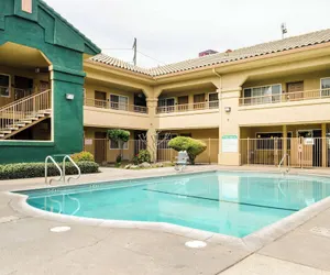 Photo 2 - Quality Inn & Suites Lathrop - South Stockton