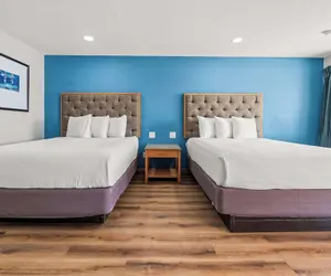 Photo 4 - Econo Lodge Inn & Suites