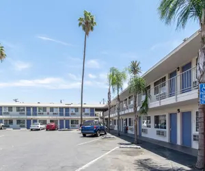 Photo 2 - Motel 6 Bakersfield, CA - Central