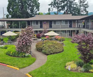Photo 2 - Village Inn Springfield