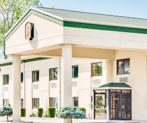 Photo 2 - Super 8 by Wyndham Port Clinton