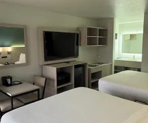 Photo 4 - Rodeway Inn