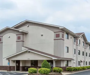Photo 2 - Super 8 by Wyndham Danville VA