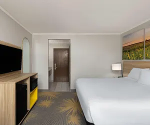 Photo 2 - Days Inn & Suites by Wyndham Kansas City South