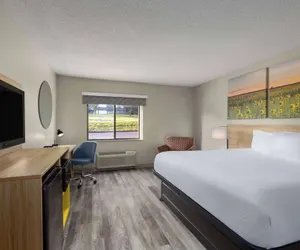 Photo 5 - Days Inn & Suites by Wyndham Kansas City South