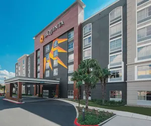Photo 2 - La Quinta Inn & Suites by Wyndham San Antonio Downtown