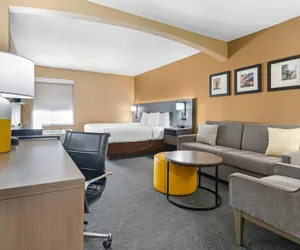 Photo 2 - Comfort Inn & Suites Kansas City - Northeast