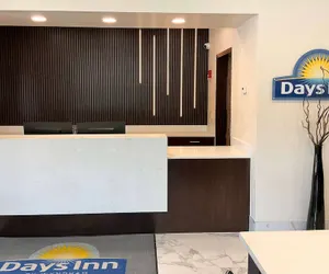 Photo 4 - Days Inn by Wyndham Arlington