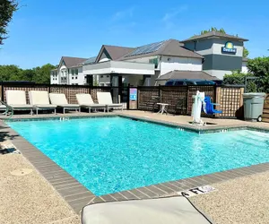 Photo 2 - Days Inn by Wyndham Arlington