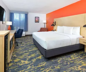 Photo 5 - La Quinta Inn & Suites by Wyndham Dallas - Las Colinas