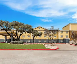 Photo 2 - Quality Inn & Suites Airport North - Stone Oak
