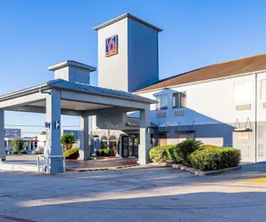 Photo 2 - Studio 6 Suites – Pasadena, TX