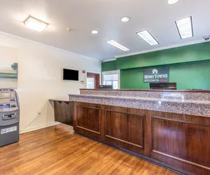 Photo 4 - HomeTowne Studios by Red Roof Orlando - Casselberry