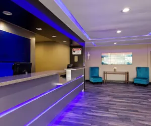 Photo 4 - SureStay Plus Hotel by Best Western Point Richmond