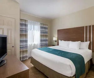 Photo 2 - Hawthorn Extended Stay by Wyndham Naples