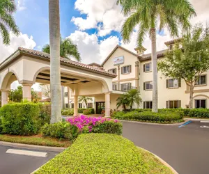 Photo 2 - Hawthorn Extended Stay by Wyndham Naples