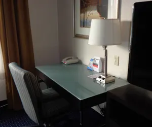 Photo 5 - Holiday Inn Express & Suites New Buffalo by IHG