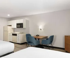 Photo 5 - Days Inn & Suites by Wyndham Green Bay WI.