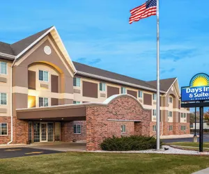 Photo 2 - Days Inn & Suites by Wyndham Green Bay WI.