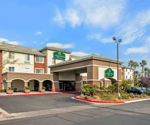 Photo 2 - La Quinta Inn & Suites by Wyndham Las Vegas Red Rock