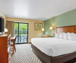 Photo 2 - Beachfront Hotel