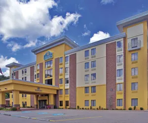 Photo 2 - La Quinta Inn & Suites by Wyndham Elkview - Charleston NE