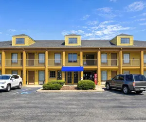 Photo 2 - Bonita Lakes Inn by Capital O Meridian I20