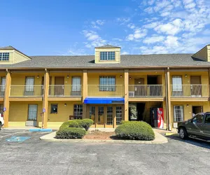 Photo 2 - Bonita Lakes Inn by Capital O Meridian I20
