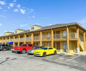 Photo 2 - Bonita Lakes Inn by Capital O Meridian I20