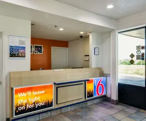 Photo 3 - Motel 6 Waukegan, IL