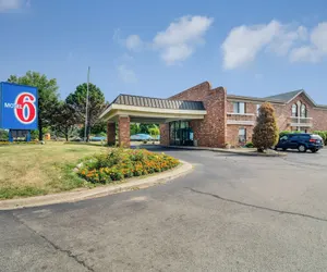 Photo 2 - Motel 6 Waukegan, IL