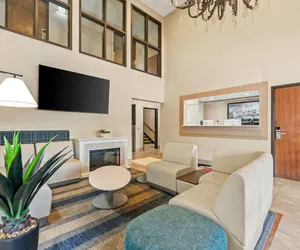 Photo 4 - Super 8 by Wyndham Elgin
