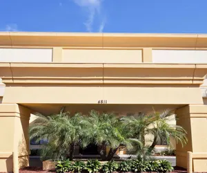 Photo 2 - La Quinta Inn & Suites by Wyndham Tampa Fairgrounds - Casino