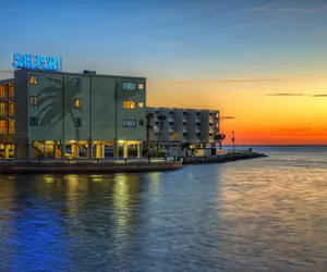 Photo 2 - Sailport Waterfront Suites