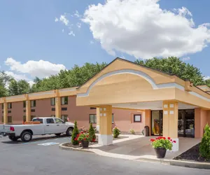 Photo 2 - Super 8 by Wyndham Logansport