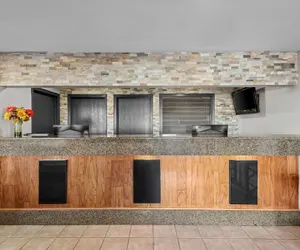 Photo 3 - Days Inn & Suites by Wyndham Des Moines Airport