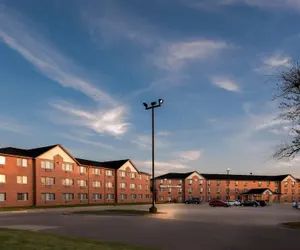 Photo 2 - Days Inn & Suites by Wyndham Des Moines Airport