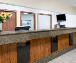 Photo 2 - Days Inn & Suites by Wyndham Des Moines Airport