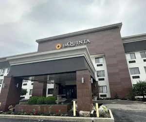 Photo 2 - La Quinta Inn and Suites by Wyndham Cincinnati North