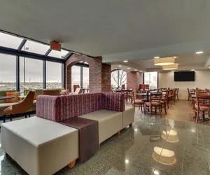 Photo 4 - Pear Tree Inn St. Louis Arnold