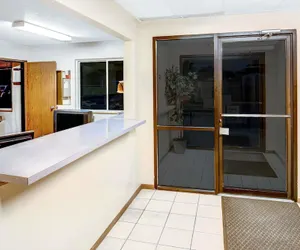 Photo 3 - Super 8 by Wyndham Blair