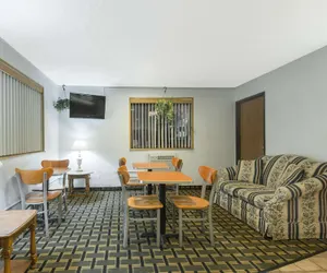 Photo 3 - Super 8 by Wyndham Twinsburg/Cleveland Area
