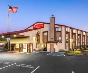 Photo 2 - Ramada by Wyndham Medford Airport North