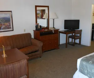 Photo 4 - Econo Lodge Inn & Suites